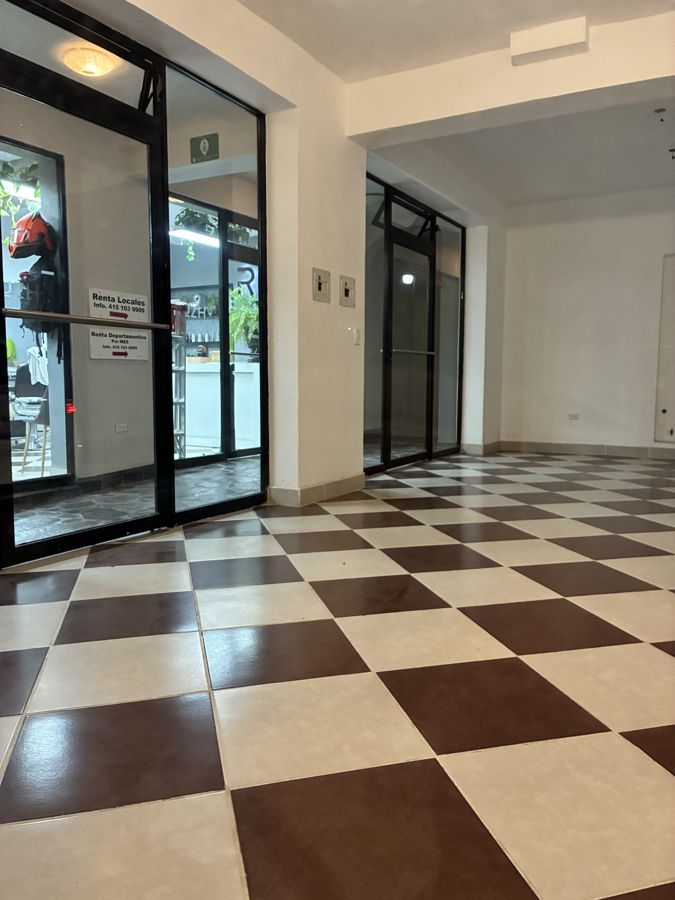 Acceso con cancelería de vidrio